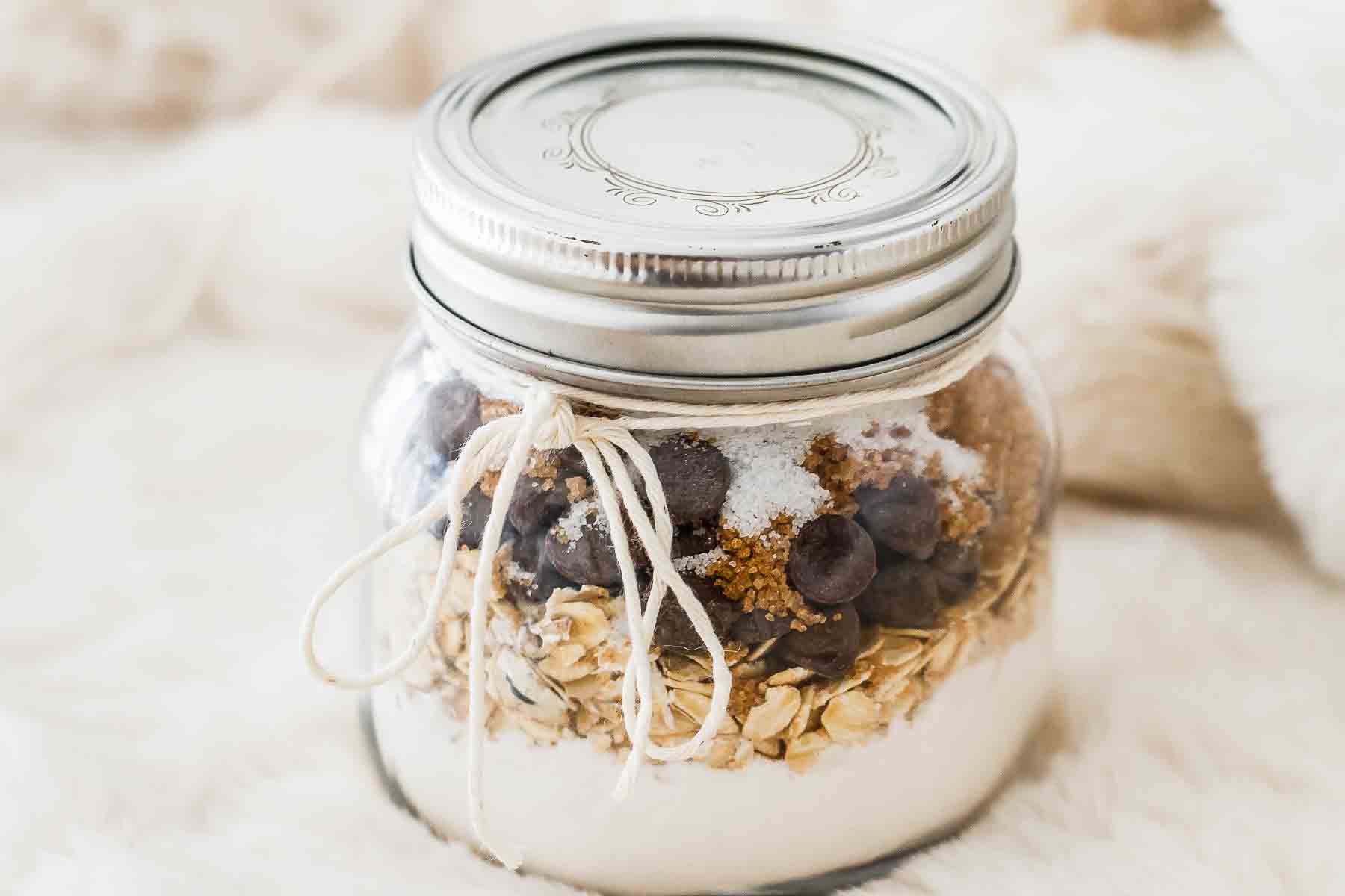 Mason Jar Gift: Almond Chocolate Cookie Mix