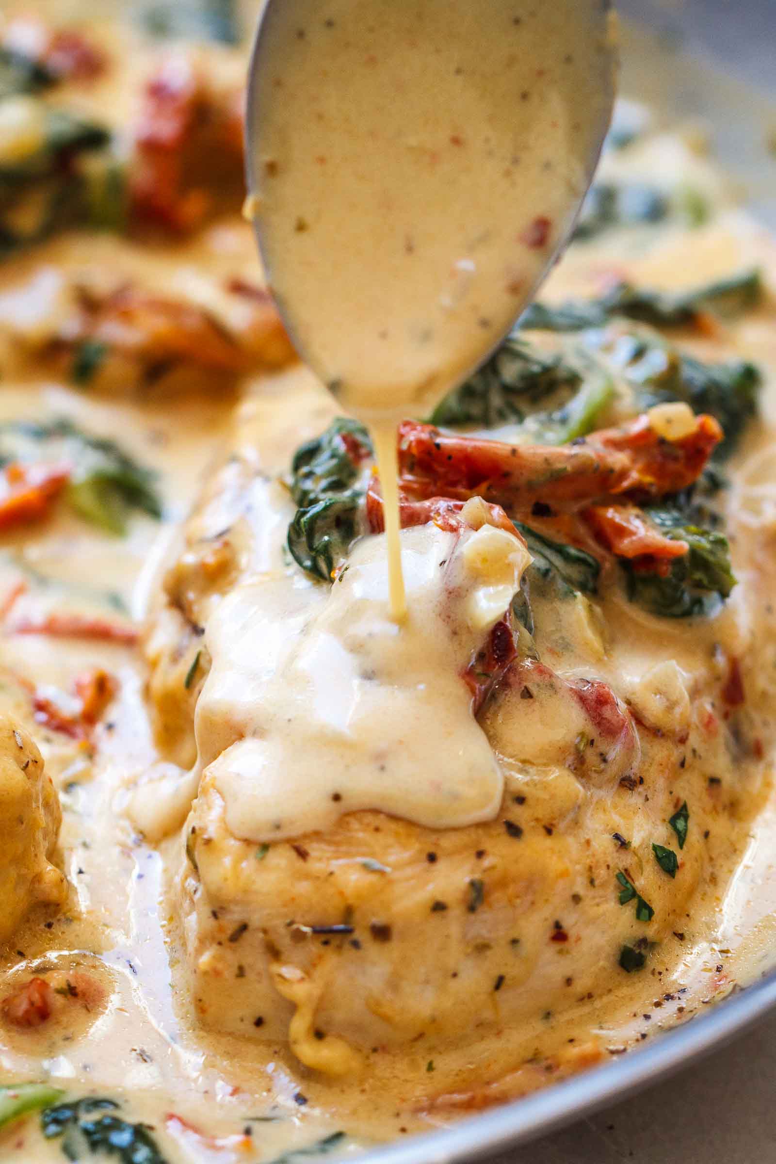 #Chicken with #Spinach in #Creamy #Parmesan Sauce - #eatwell101 #recipe An easy #one-pan dish that will wow the entire family for #dinner! - #recipe by #eatwell101