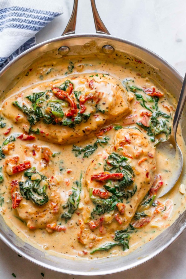 Creamy Chicken Breast in Spinach Parmesan Sauce - #recipe by #eatwell101 - https://www.eatwell101.com/chicken-with-spinach-creamy-parmesan-sauce