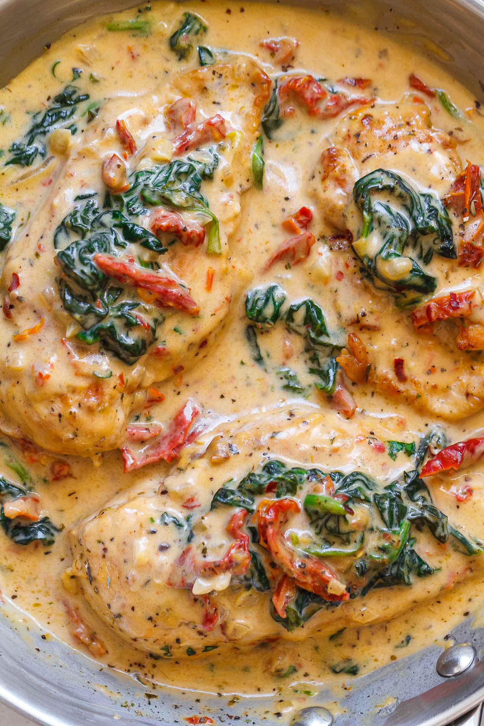 Poulet aux épinards dans une sauce crémeuse au Parmesan - recette de ...