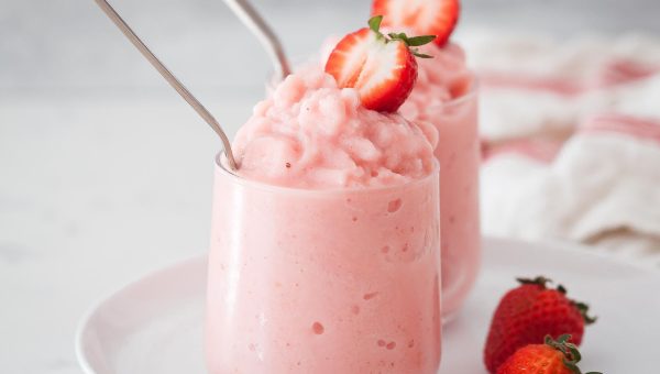 5-Minute Strawberry Cheesecake Frozen Yogurt - #recipe by #eatwell101 - https://www.eatwell101.com/strawberry-cheesecake-frozen-yogurt-recipe