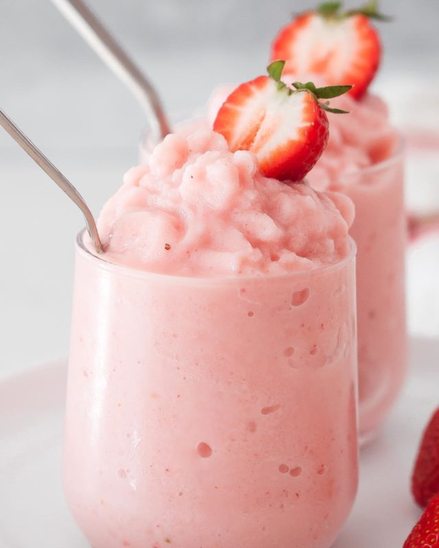 5-Minute Strawberry Cheesecake Frozen Yogurt - #recipe by #eatwell101 - https://www.eatwell101.com/strawberry-cheesecake-frozen-yogurt-recipe