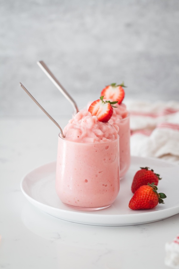 5-Minute Strawberry Cheesecake Frozen Yogurt - #recipe by #eatwell101 - https://www.eatwell101.com/strawberry-cheesecake-frozen-yogurt-recipe