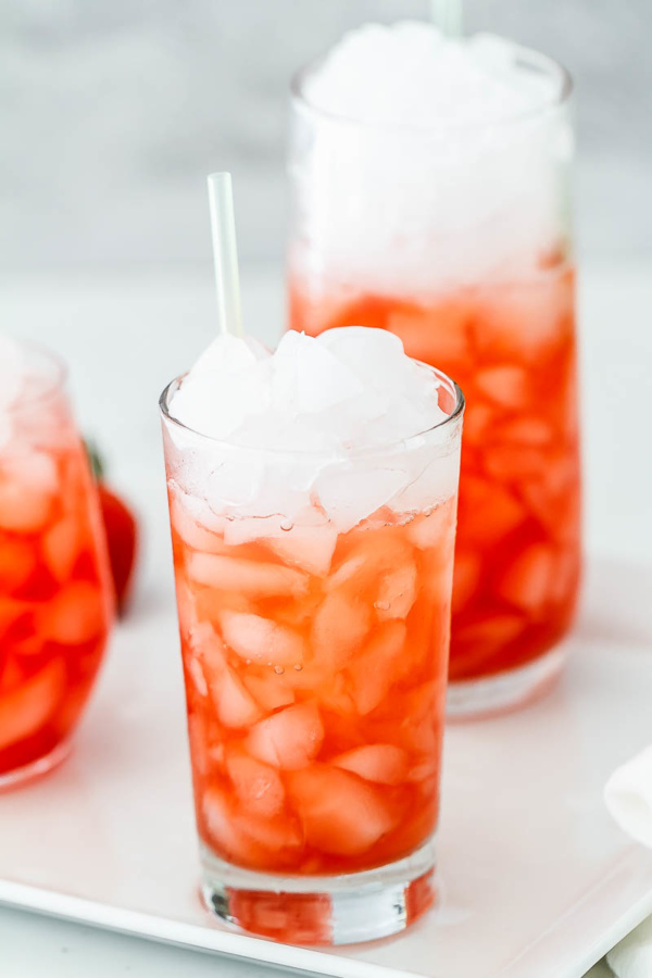 Strawberry-Lime Tom Collins - #recipe by #eatwell101 - https://www.eatwell101.com/strawberry-lime-tom-collins-cocktail