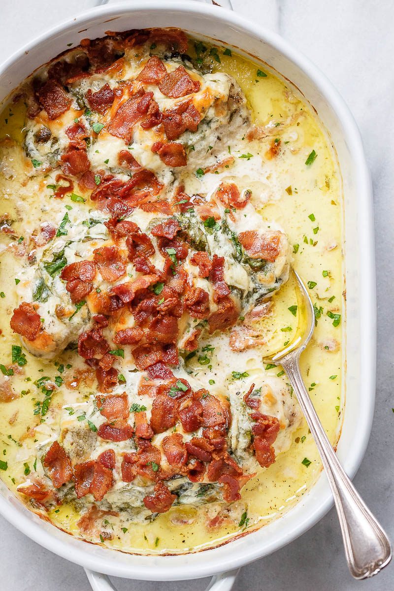 Speck Spinat Huhn Alfredo Casserole - Reich, cremig und so lecker, Sie werden verrückt nach den Aromen dieses einfachen Hühnchen-Dinners.'ll go crazy for the flavors of this easy chicken dinner.