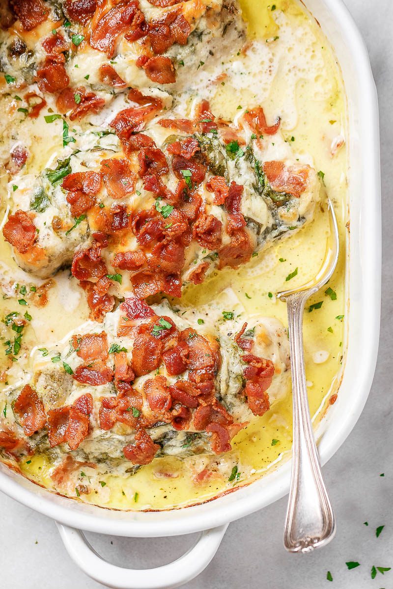 Casserole Alfredo au poulet aux épinards et au bacon - Riche, crémeuse et si délicieuse, vous deviendrez fou des saveurs de ce dîner de poulet facile.'ll go crazy for the flavors of this easy chicken dinner.