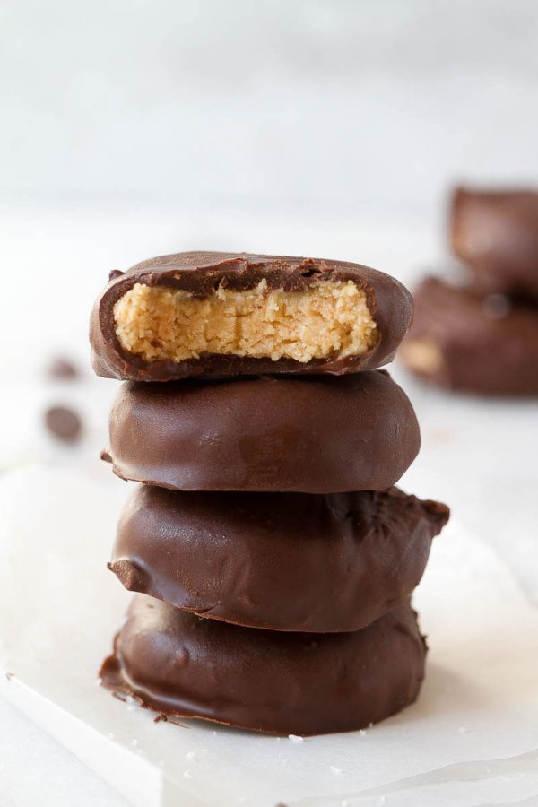 Chocolate Peanut Butter Fat Bombs - #recipe by #eatwell101 - https://www.eatwell101.com/chocolate-peanut-butter-coconut-fat-bombs