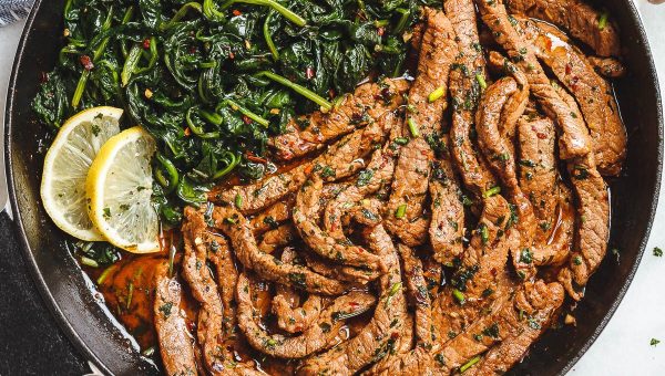 15-Minute Lemon Garlic Butter Steak with Spinach - #recipe by #eatwell101 - https://www.eatwell101.com/lemon-garlic-butter-steak-and-spinach-recipe