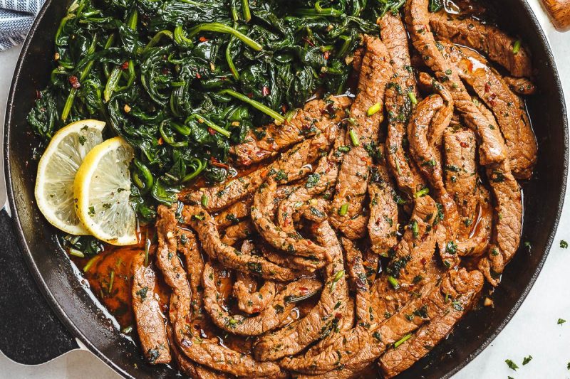 15-Minute Lemon Garlic Butter Steak with Spinach - #recipe by #eatwell101 - https://www.eatwell101.com/lemon-garlic-butter-steak-and-spinach-recipe