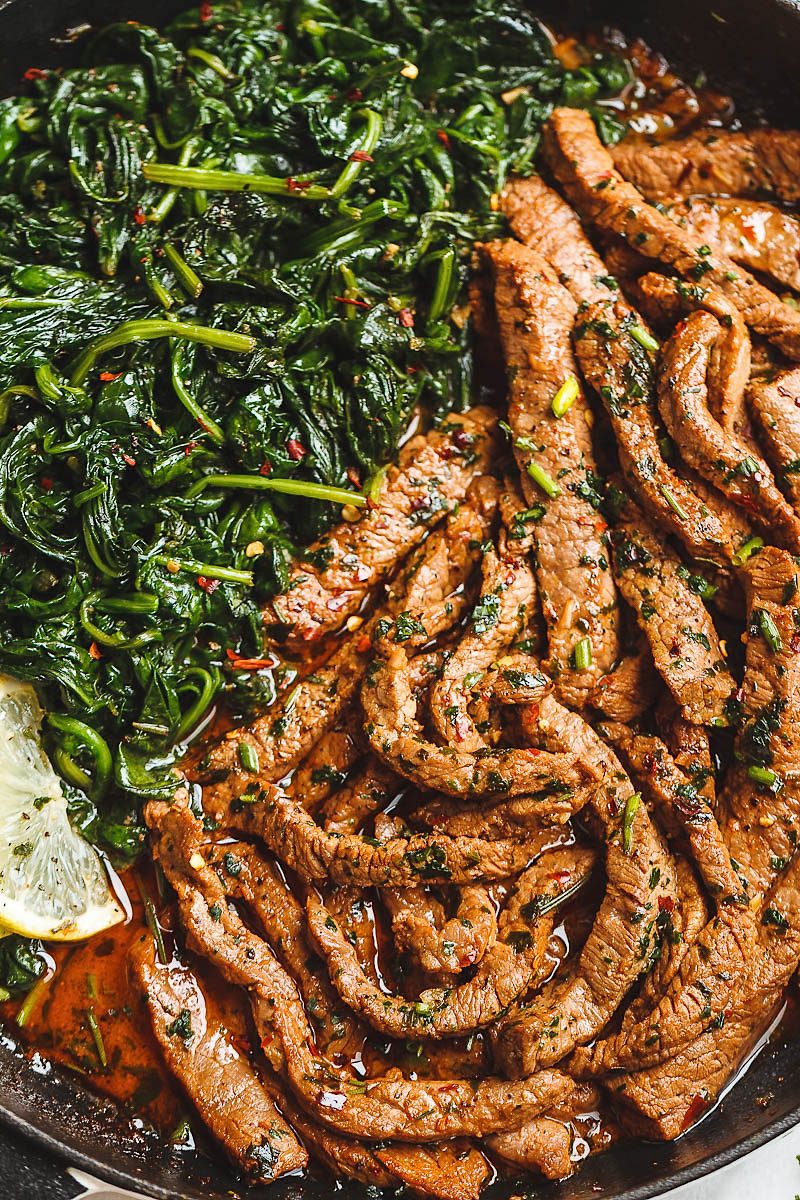 Bistec con mantequilla de limón y espinacas - ¡Toneladas de sabor y tan fácil de hacer! Una cena rápida baja en carbohidratos que te volverá loco.