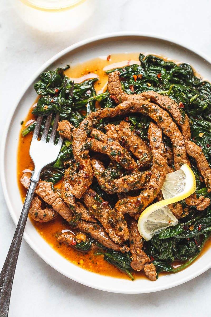 Bistec con mantequilla de limón y espinacas - ¡Toneladas de sabor y tan fácil de hacer! Una cena rápida baja en carbohidratos que te volverá loco.