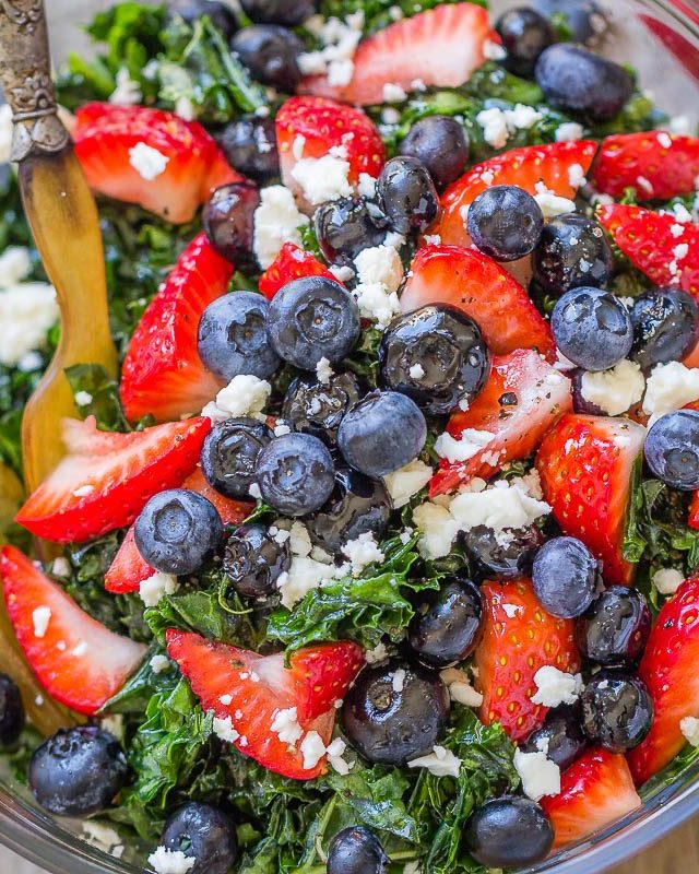 Summer Kale Salad with Blueberries, Strawberries and Feta - #recipe by #eatwell101 - https://www.eatwell101.com/summer-kale-salad-recipe
