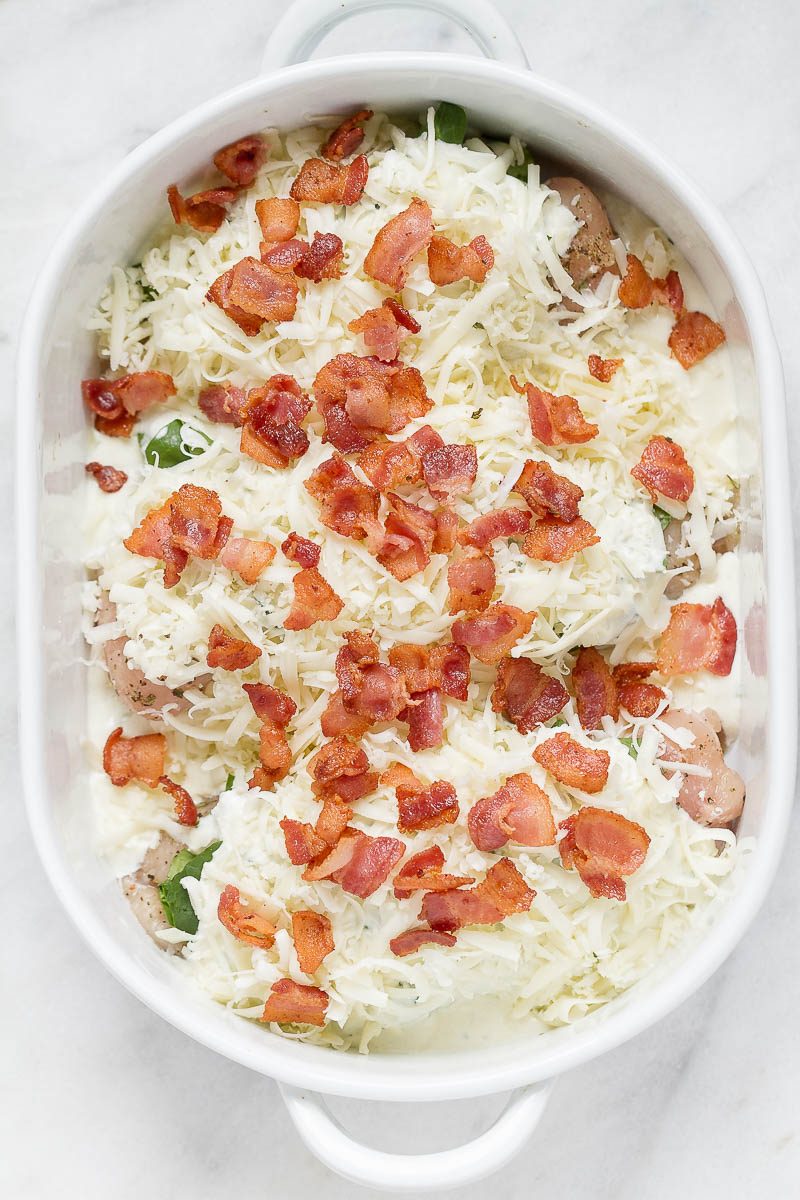 Bacon Spinat Chicken Alfredo Casserole - Reichhaltig, cremig und so lecker, dass Sie verrückt nach den Aromen dieses einfachen Hühnchen-Abendessens werden.'ll go crazy for the flavors of this easy chicken dinner.