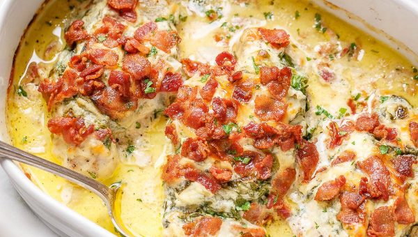 Bacon Spinach Chicken Alfredo Casserole - #recipe by #eatwell101 - https://www.eatwell101.com/bacon-spinach-chicken-alfredo-casserole-recipe