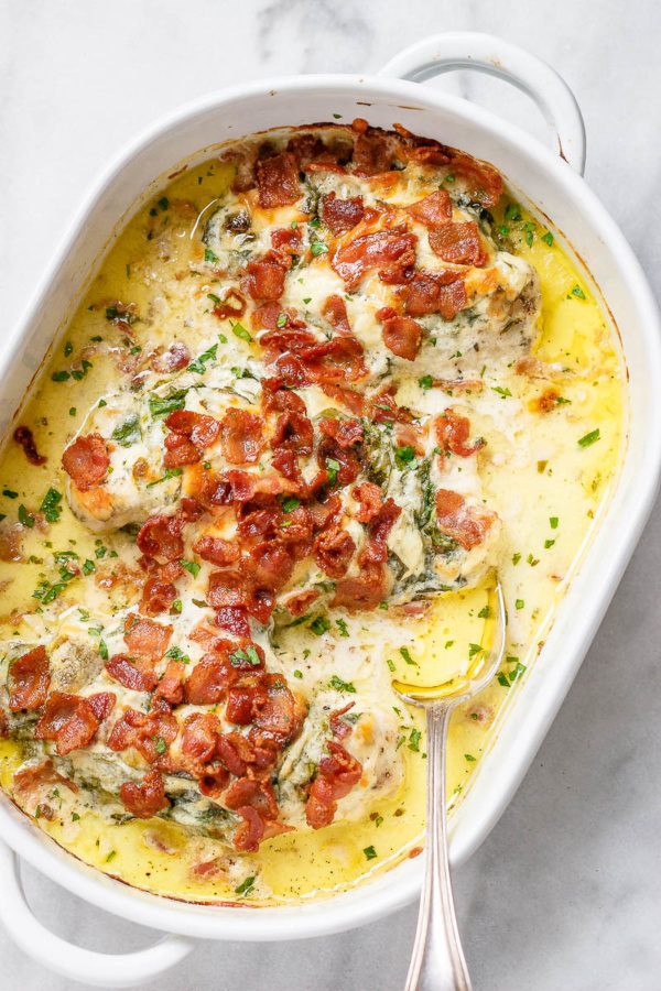 Bacon Spinach Chicken Alfredo Casserole - #recipe by #eatwell101 - https://www.eatwell101.com/bacon-spinach-chicken-alfredo-casserole-recipe