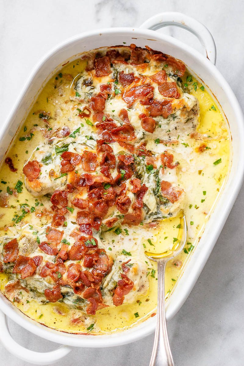 Bacon špenát Chicken Alfredo Casserole - bohatý, krémový a tak chutný, zblázníte se do chutí této Snadné kuřecí večeře.'ll go crazy for the flavors of this easy chicken dinner.