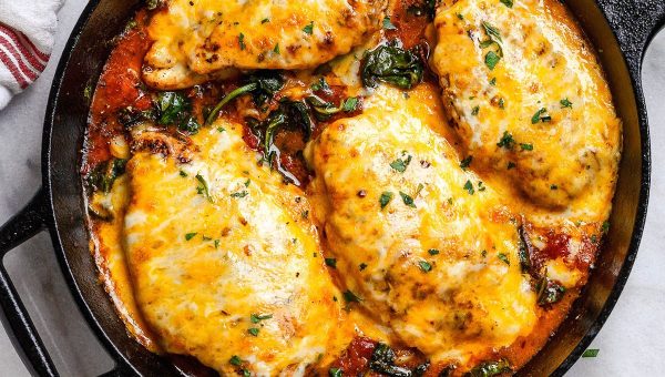 Tomato Spinach Chicken Skillet (Low Carb – Keto) - #recipe by #eatwell101 - https://www.eatwell101.com/tomato-spinach-chicken-skillet-recipe