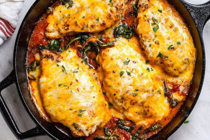 Tomato Spinach Chicken Skillet (Low Carb – Keto) - #recipe by #eatwell101 - https://www.eatwell101.com/tomato-spinach-chicken-skillet-recipe