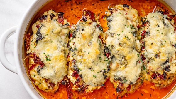 Spinach Chicken Casserole with Cream Cheese, Sun-Dried Tomatoes and Mozzarella - #recipe by #eatwell101 - https://www.eatwell101.com/chicken-casserole-recipe-spinach-cream-cheese-sun-dried-tomatoes-mozzarella