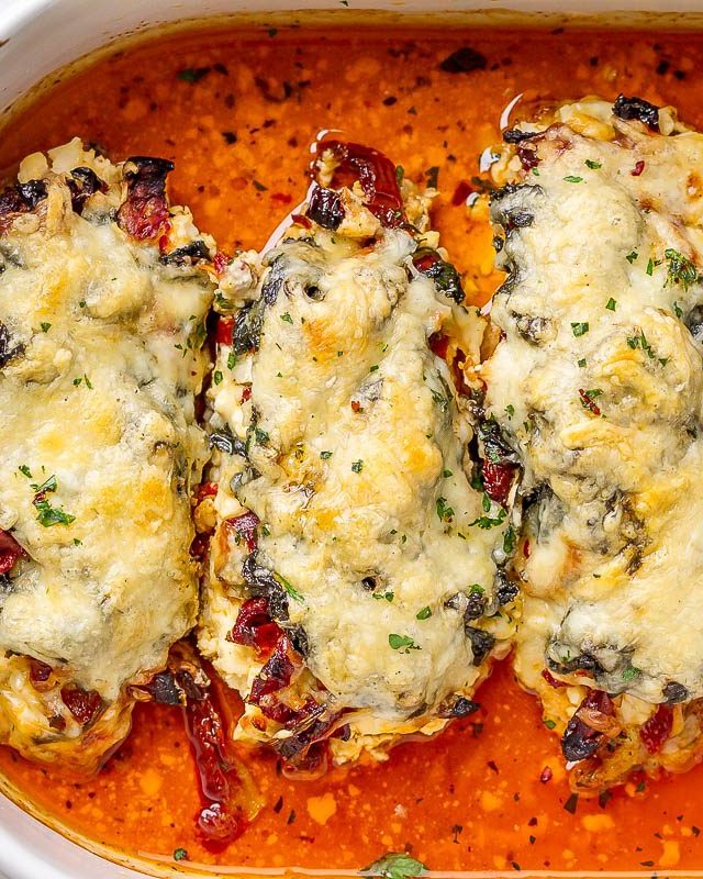 Spinach Chicken Casserole with Cream Cheese, Sun-Dried Tomatoes and Mozzarella - #recipe by #eatwell101 - https://www.eatwell101.com/chicken-casserole-recipe-spinach-cream-cheese-sun-dried-tomatoes-mozzarella