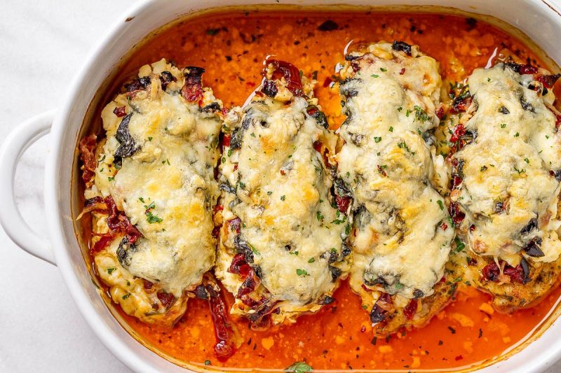 Spinach Chicken Casserole with Cream Cheese, Sun-Dried Tomatoes and Mozzarella - #recipe by #eatwell101 - https://www.eatwell101.com/chicken-casserole-recipe-spinach-cream-cheese-sun-dried-tomatoes-mozzarella