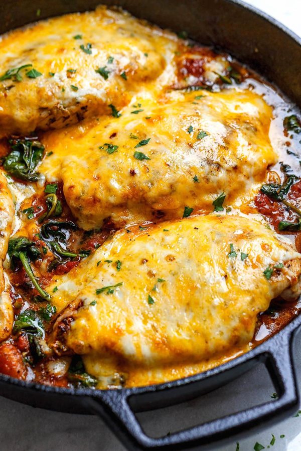 Tomato Spinach Chicken Skillet (Low Carb – Keto) - #recipe by #eatwell101 - https://www.eatwell101.com/tomato-spinach-chicken-skillet-recipe