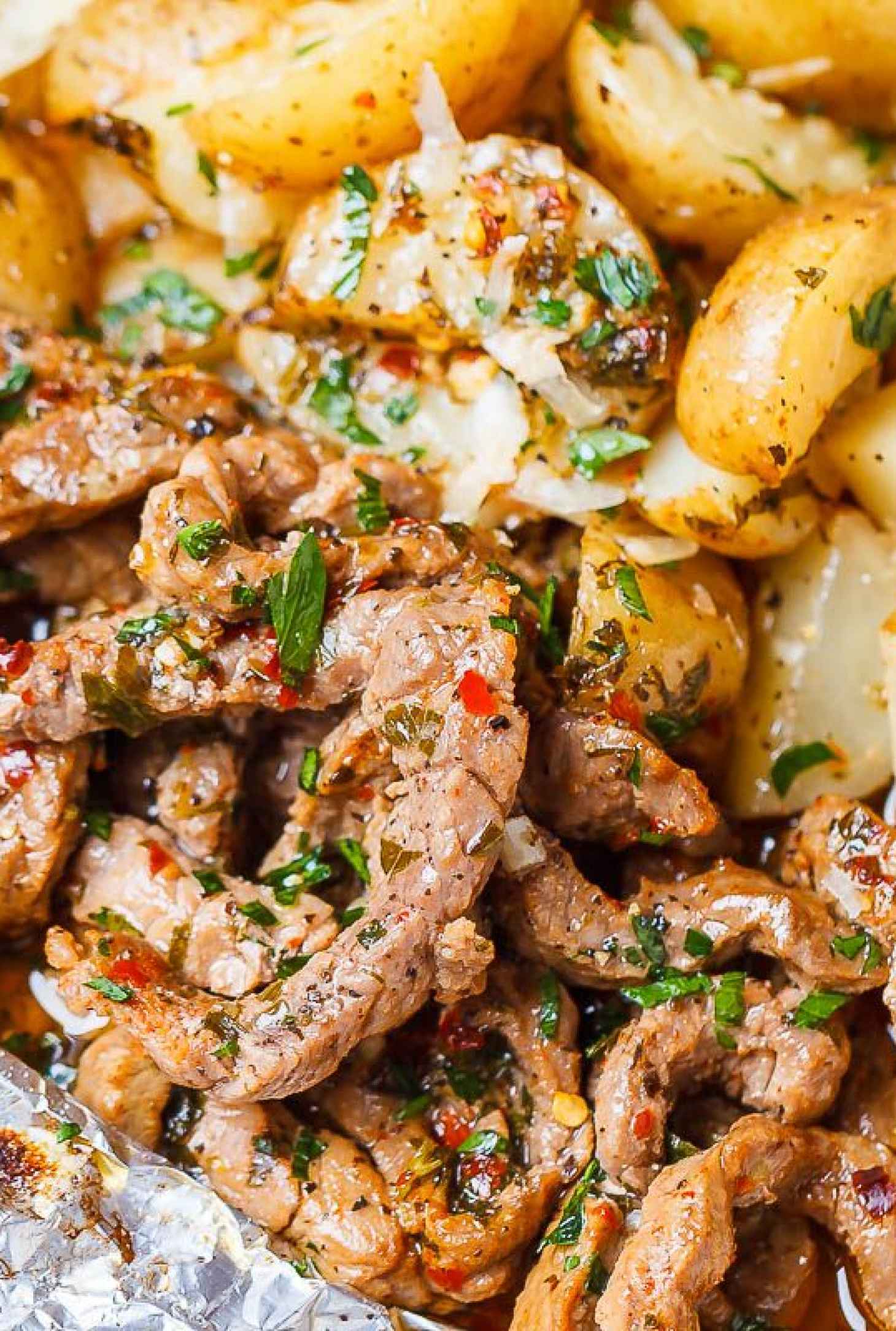 Garlic Butter Steak & Potato Foil Packs - #recipe by #eatwell101 - https://www.eatwell101.com/garlic-steak-potato-foil-packs-recipe