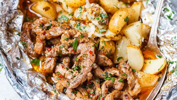 Garlic Herb Steak & Potato Foil Packs - #recipe by #eatwell101 - https://www.eatwell101.com/garlic-steak-potato-foil-packs-recipe
