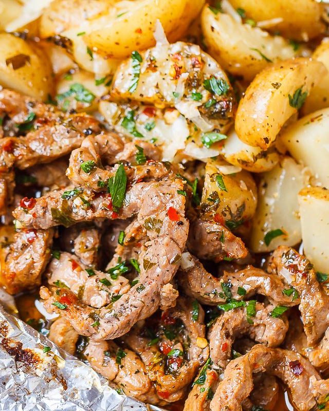 Garlic Herb Steak & Potato Foil Packs - #recipe by #eatwell101 - https://www.eatwell101.com/garlic-steak-potato-foil-packs-recipe