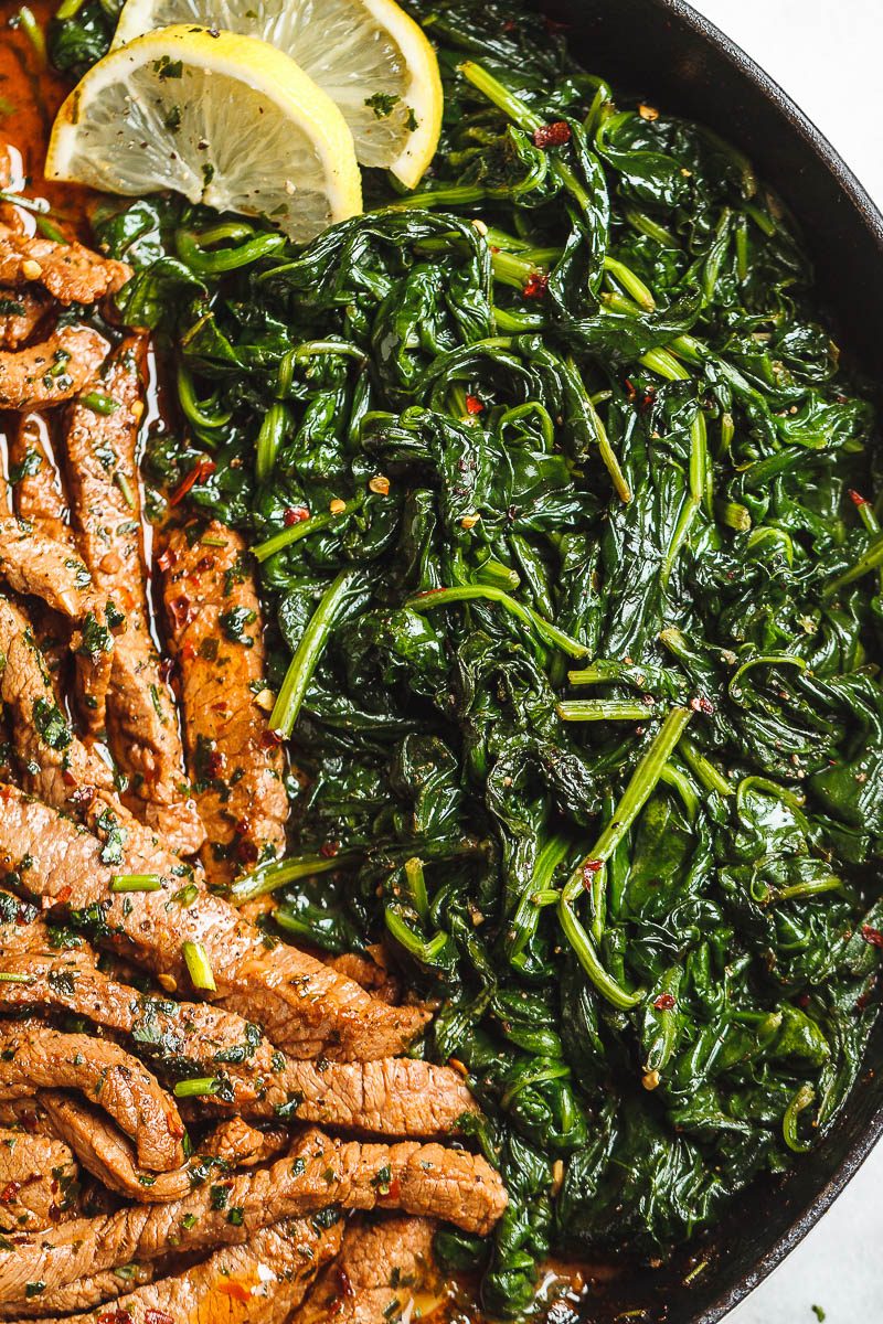 Bistec con mantequilla de limón y espinacas - ¡Toneladas de sabor y tan fácil de hacer! Una cena rápida baja en carbohidratos que te volverá loco.