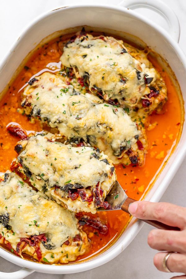 Spinach Chicken Casserole with Cream Cheese, Sun-Dried Tomatoes and Mozzarella - #recipe by #eatwell101 - https://www.eatwell101.com/chicken-casserole-recipe-spinach-cream-cheese-sun-dried-tomatoes-mozzarella