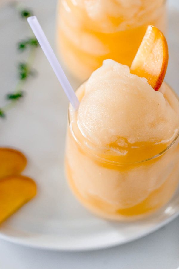 Frozen Peach Bellini Cocktail - #recipe by #eatwell101 - https://www.eatwell101.com/frozen-peach-bellini-cocktail-recipe