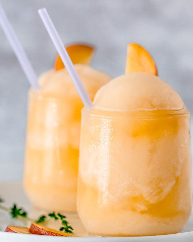 Frozen Peach Bellini Cocktail - #recipe by #eatwell101 - https://www.eatwell101.com/frozen-peach-bellini-cocktail-recipe