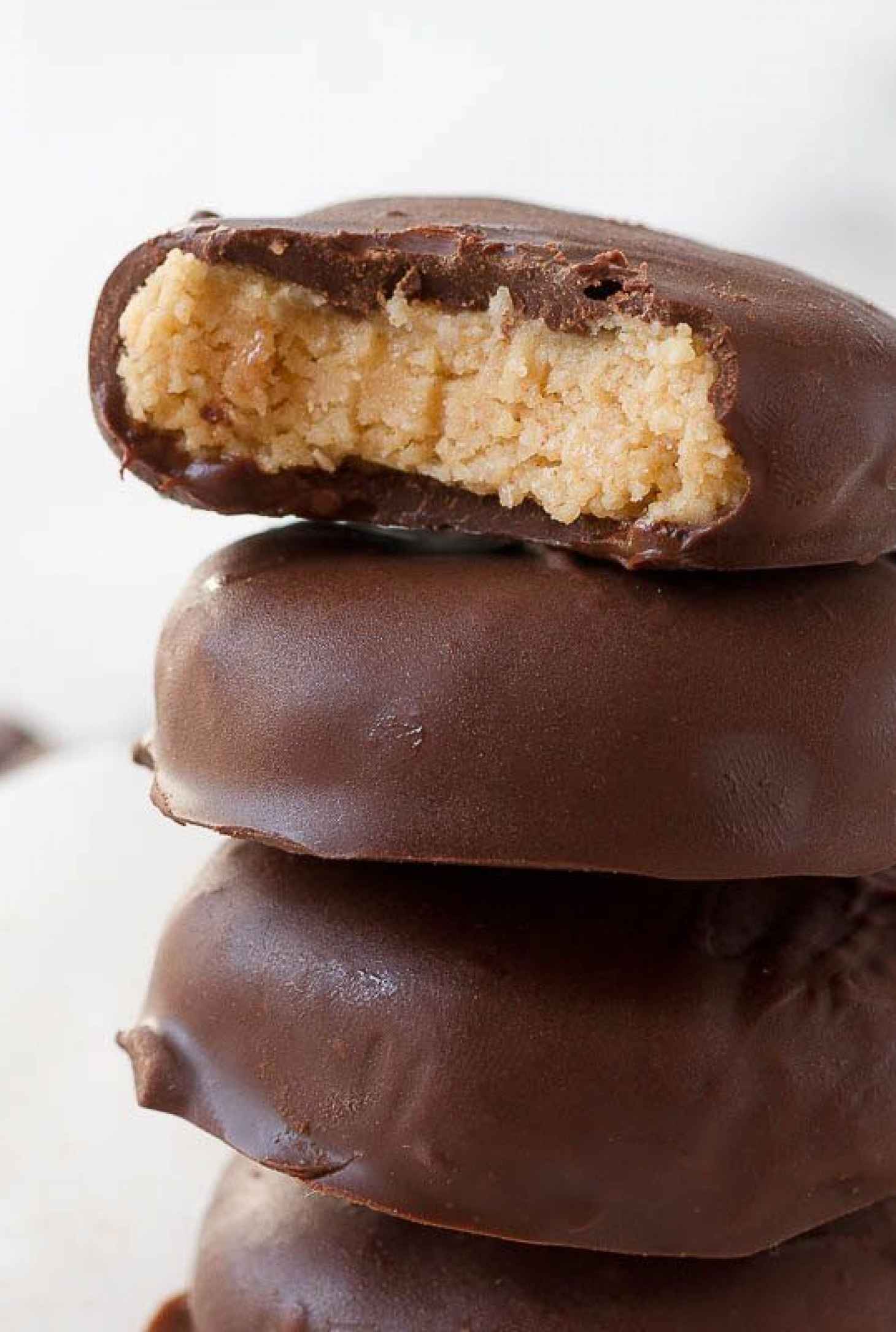 Chocolate Peanut Butter Fat Bombs - #recipe by #eatwell101 - https://www.eatwell101.com/chocolate-peanut-butter-coconut-fat-bombs