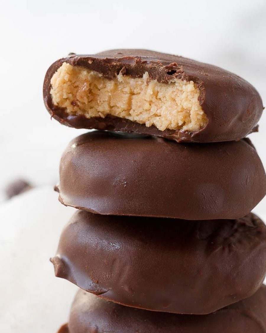 Chocolate Peanut Butter Fat Bombs - #recipe by #eatwell101 - https://www.eatwell101.com/chocolate-peanut-butter-coconut-fat-bombs