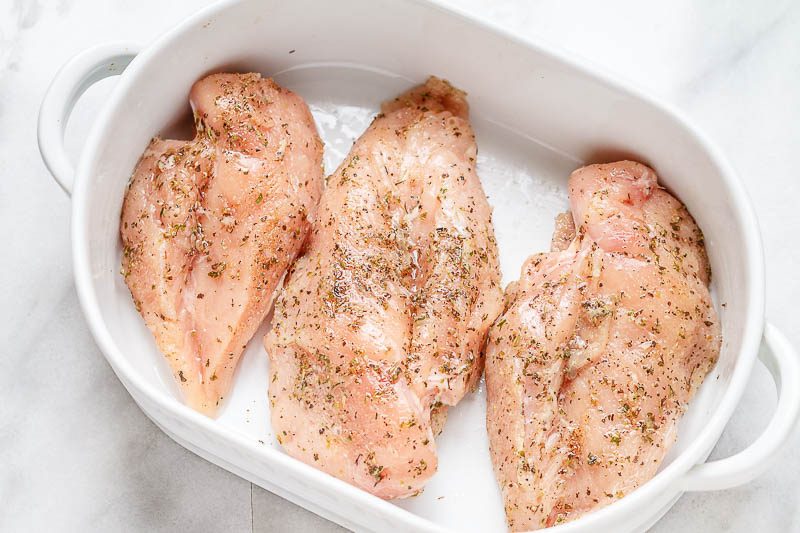 Pancetta Spinaci pollo Alfredo Casseruola - Ricco, cremoso e così delizioso, andrai pazzo per i sapori di questa cena di pollo facile.'ll go crazy for the flavors of this easy chicken dinner.