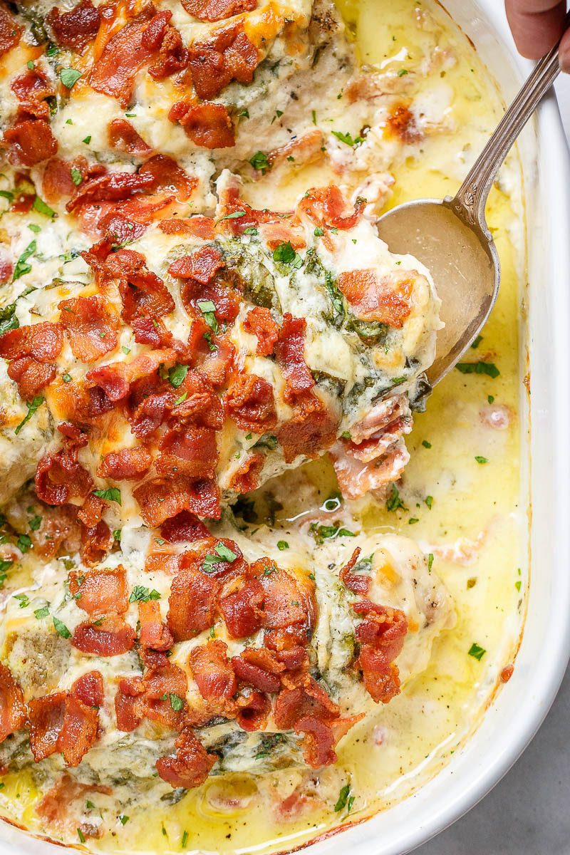 Bacon Spinat Chicken Alfredo Casserole - Reichhaltig, cremig und so lecker, dass Sie verrückt nach den Aromen dieses einfachen Hühnchen-Abendessens werden.'ll go crazy for the flavors of this easy chicken dinner.