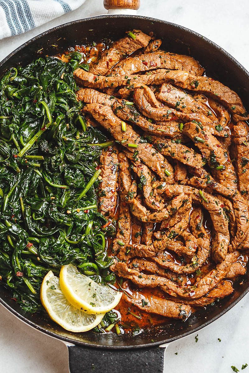 Bistec al limón con mantequilla y espinacas - ¡Toneladas de sabor y tan fácil de hacer! Una cena rápida y baja en carbohidratos que te volverá loco.