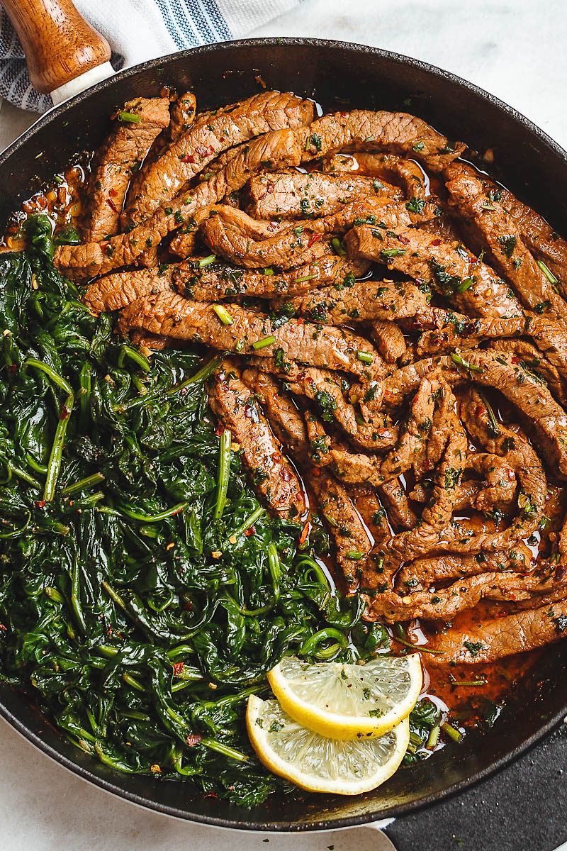 Bistec con mantequilla de limón y espinacas - ¡Toneladas de sabor y tan fácil de hacer! Una cena rápida baja en carbohidratos que te volverá loco.