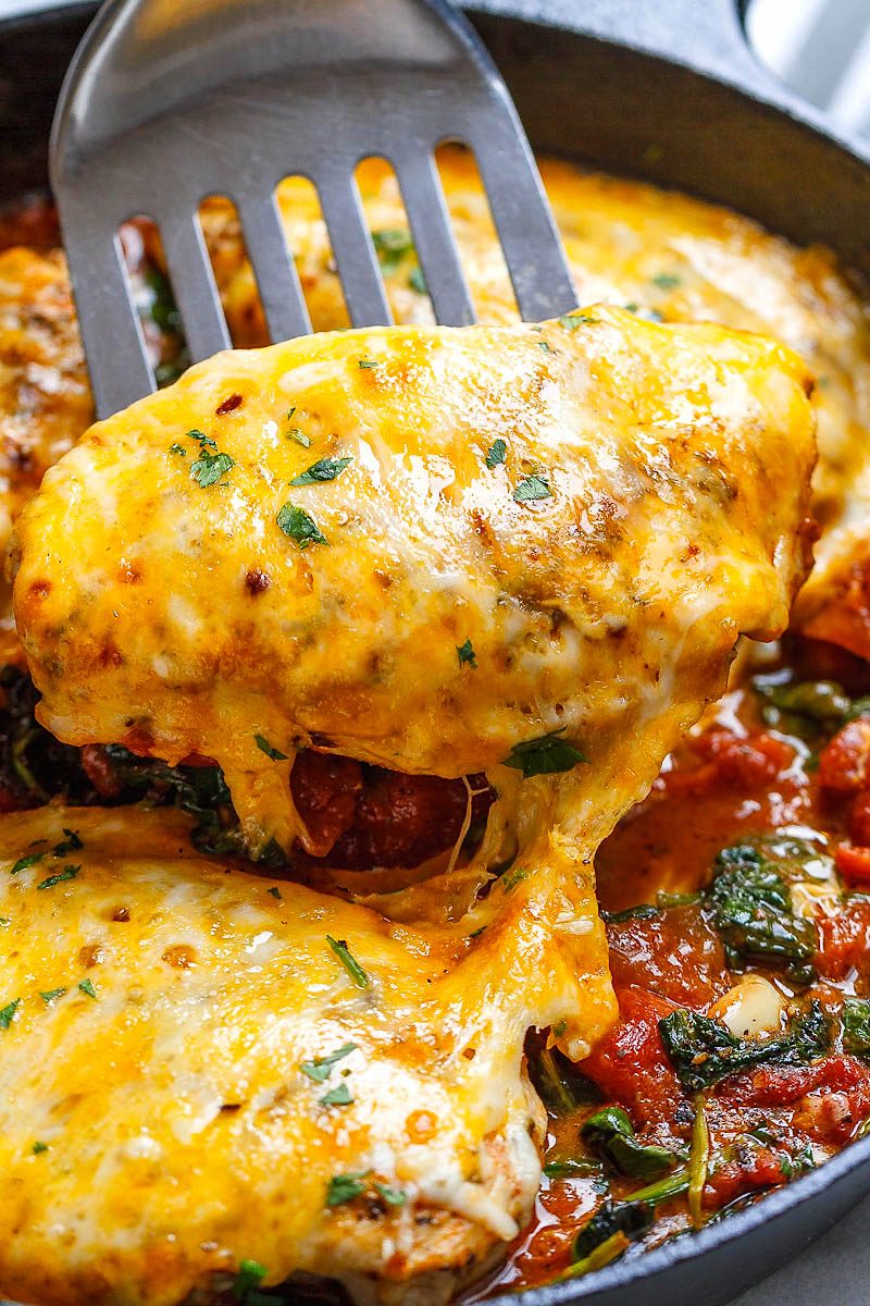 Tomato #Spinach Chicken Skillet - #eatwell101 #recipe Filling, tasty and comforting -  A nutritious #chicken #recipe for a #lowcarb #keto #dinner option.