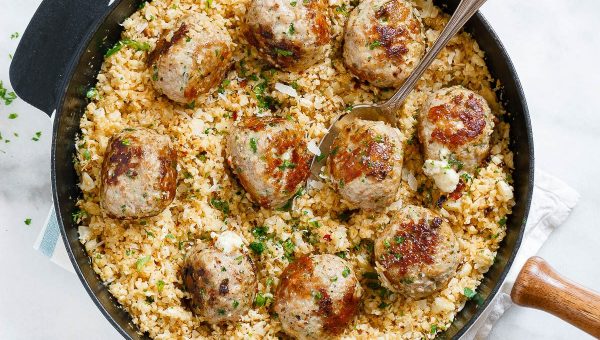 Cheesy Turkey Meatballs with Cauliflower Rice - #recipe by #eatwell101 - https://www.eatwell101.com/cheesy-stuffed-turkey-meatballs-with-cauliflower-rice