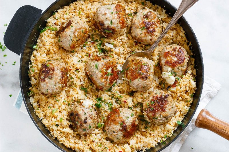 Cheesy Turkey Meatballs with Cauliflower Rice - #recipe by #eatwell101 - https://www.eatwell101.com/cheesy-stuffed-turkey-meatballs-with-cauliflower-rice