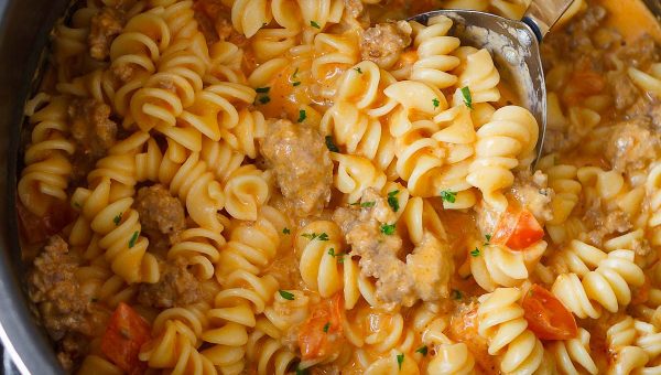 Instant Pot Sausage Pasta in Cream Cheese Tomato Sauce - #recipe by #eatwell101 - https://www.eatwell101.com/instant-pot-sausage-pasta-in-cream-cheese-tomato-sauce