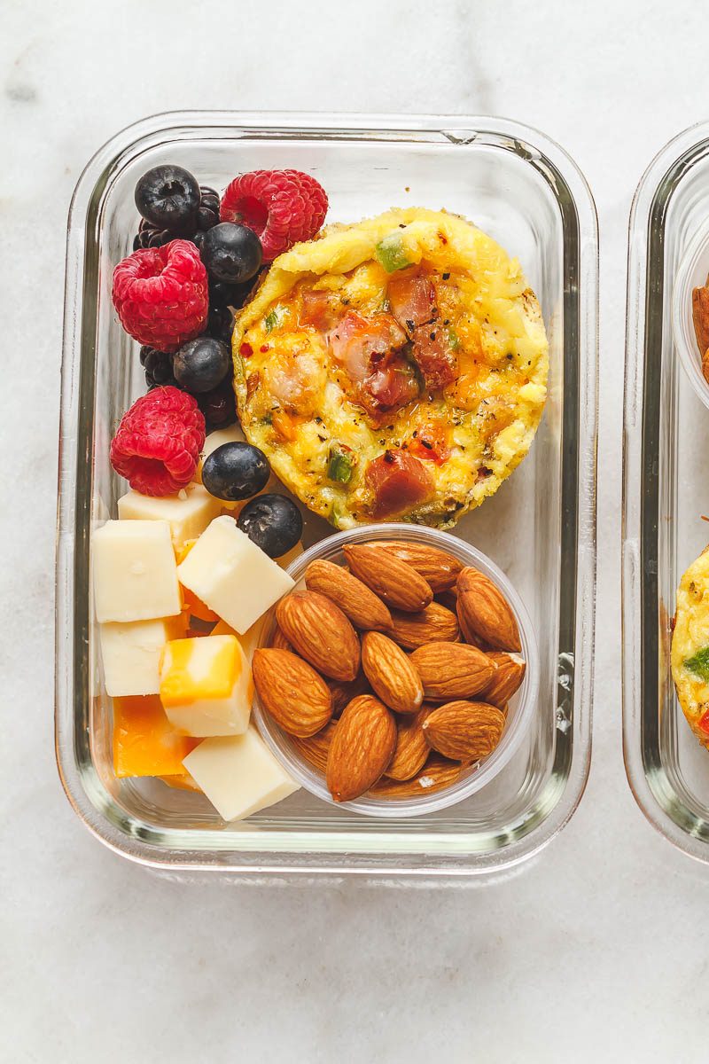 Petit déjeuner céto facile à préparer pour les repas - Rempli de protéines et si pratique pour les matins chargés, c'est l'option parfaite à préparer à l'avance pour les déplacements.