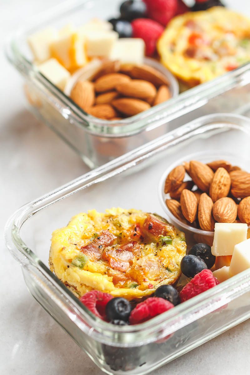 Easy Keto Meal Prep Breakfast - Ricco di proteine e così conveniente per le mattine impegnate, questo è il perfetto make-ahead opzione per in movimento.