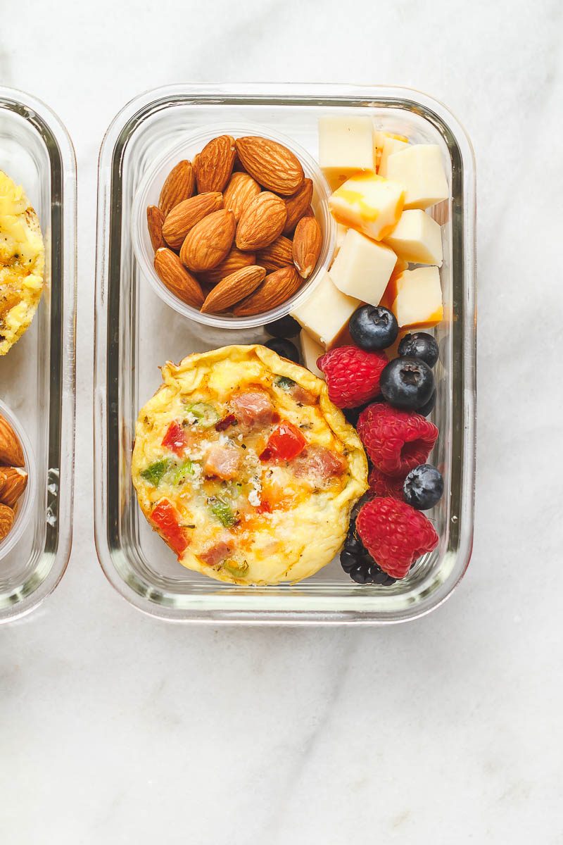 Prima colazione facile di preparazione del pasto di Keto - imballato con la proteina e così conveniente per le mattine occupate, questo è l'opzione perfetta di make-ahead per sul go.