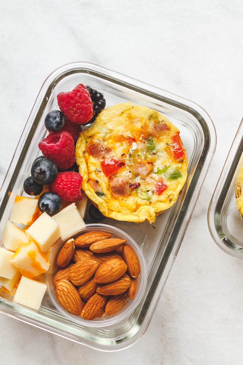 Petit déjeuner céto facile à préparer - Bourré de protéines et si pratique pour les matins chargés, c'est l'option parfaite à préparer à l'avance pour les déplacements.