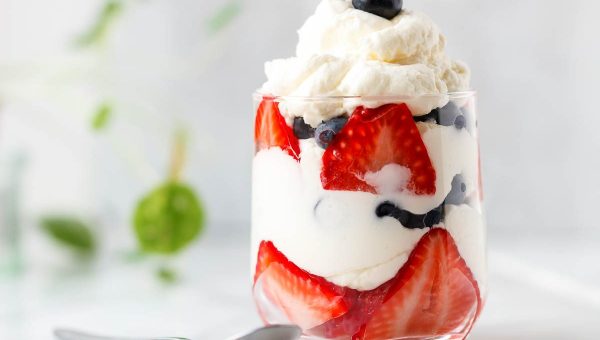 Blueberry & Strawberry Creamy Mousse {Keto – Low Carb} - #recipe by #eatwell101 - https://www.eatwell101.com/cream-cheese-berry-mousse-recipe