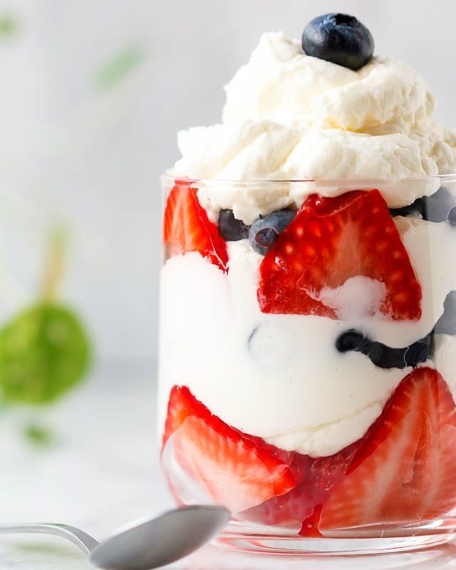 Blueberry & Strawberry Creamy Mousse {Keto – Low Carb} - #recipe by #eatwell101 - https://www.eatwell101.com/cream-cheese-berry-mousse-recipe