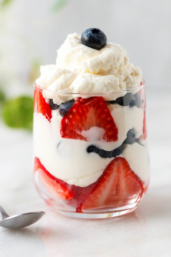 Blueberry & Strawberry Creamy Mousse {Keto – Low Carb} - #recipe by #eatwell101 - https://www.eatwell101.com/cream-cheese-berry-mousse-recipe